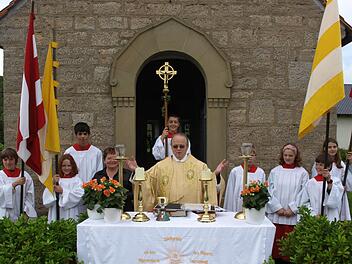 Würdig den Gottesdienst zu feiern, lag Pfarrer Balthasar Amberg überaus am Herzen. Am Sonntag feiert er offiziell zum letzten Mal mit seinen Pfarreien Ebenhausen, Eltingshausen, Oerlenbach und Rottershausen. Foto: Stefan Geiger