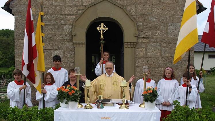 Würdig den Gottesdienst zu feiern, lag Pfarrer Balthasar Amberg überaus am Herzen. Am Sonntag feiert er offiziell zum letzten Mal mit seinen Pfarreien Ebenhausen, Eltingshausen, Oerlenbach und Rottershausen. Foto: Stefan Geiger