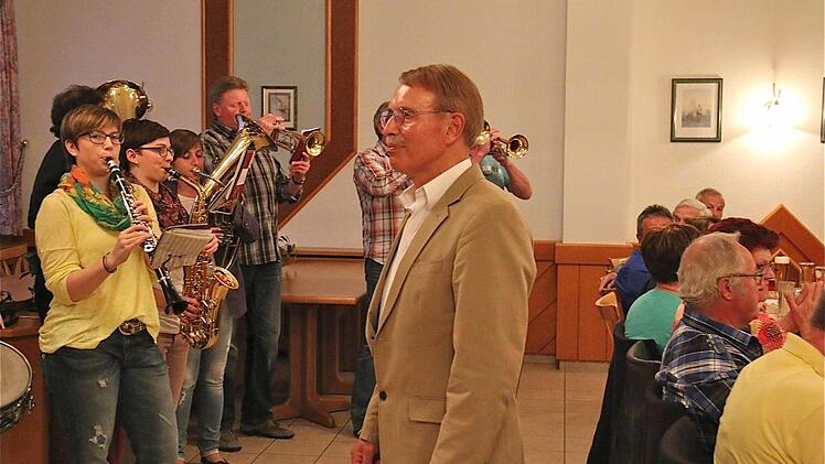 Die Dorfmusik spielt für Albert Trost auf. Der Obererthaler Ortssprecher bleibt weiterhin im Amt.  Fotos: Gerd Schaar