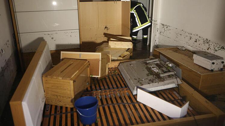 Insgesamt 60 Keller liefen voll Wasser. In dieser Wohnung stand die braune Brühe knapp einen Meter hoch. Am Samstagnachmittag zog ein schweres Unwetter ueber Neunkirchen am Brand. Foto: News5 / Herse