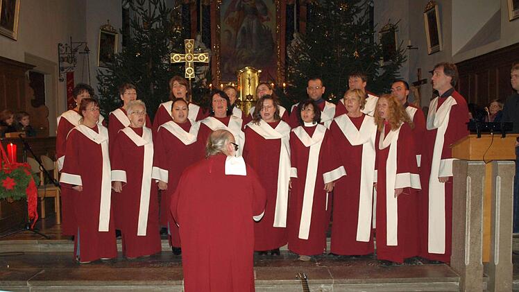 Rhythmisch sangen die Free Gospel Singers unter der Leitung von Detlef Winklemann überlieferte Spirituals und Gospels.  Foto: Ortloff