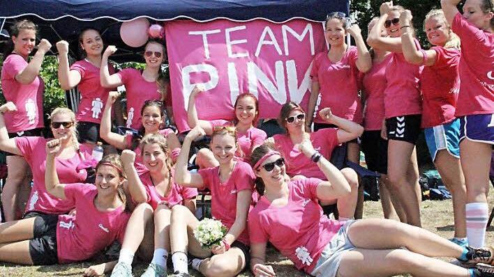 "Team PINK" ließ auf und neben dem Platz seine Muskeln spielen. Foto: Daniel Ruppert