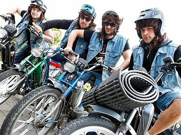 Mit Kutte und Fuchsschwanz: die Mofa-Gang bei ihrem Zwischenstopp in Bamberg. Mit ihren Mopeds touren die vier Jungs aus der Nähe von Bremen durch ganz Deutschland.  Fotos: Matthias Hoch