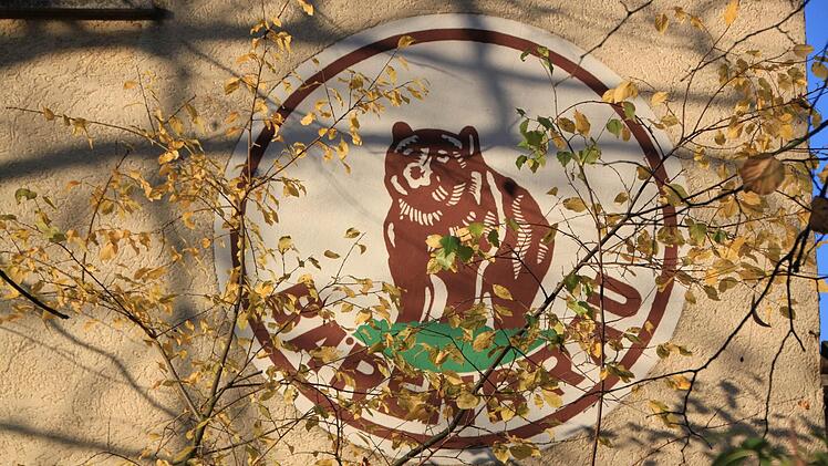 Das Emblem der Bären-Bräu an der Wand des einstigen Brauhauses Foto: Matthias Einwag