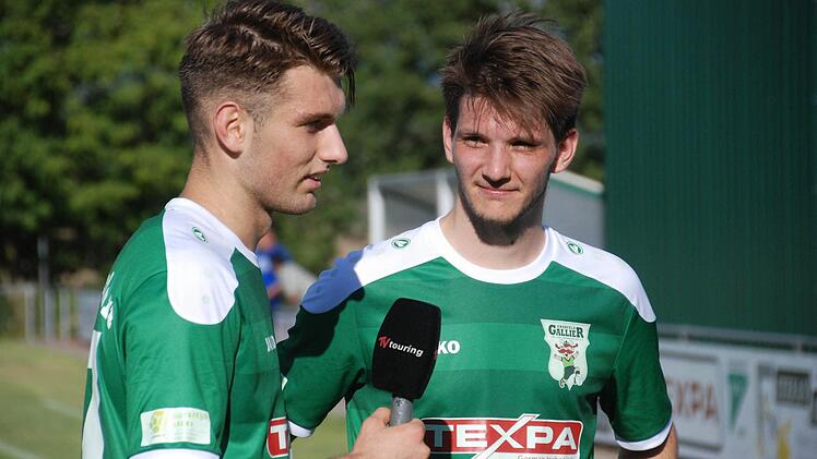 Will im Gespräch bleiben: Shaban Rugovaj (links, mit Simon Snaschel) vom TSV Großbardorf. Foto: Günter Madrenas