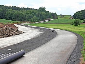 Dieser Radweg rechts der B 279 in Richtung Ermershausen wird nach Fertigstellung und Freigabe von der Gemeinde Maroldsweisach unterhalten. Nachgewiesene Kosten werden vom Straßenbauamt erstattet.  Foto: Helmut Will