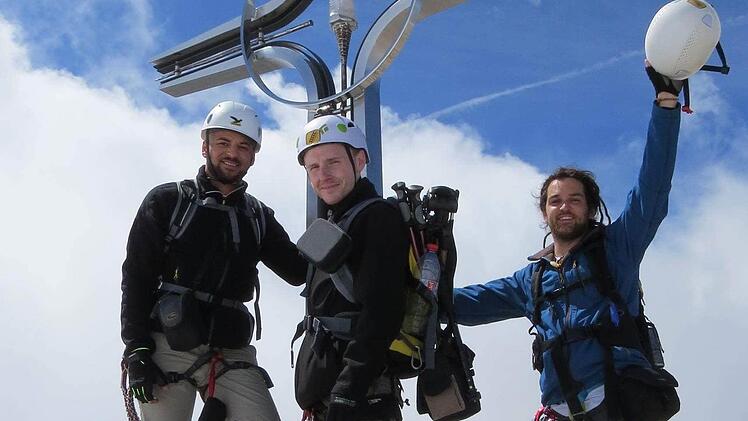 Enrique John, Dennis Fuchs und Kevin König (von links) überglücklich am Gipfel des Hohen Gölls in Berchtesgaden. Foto: Nach Oben Film