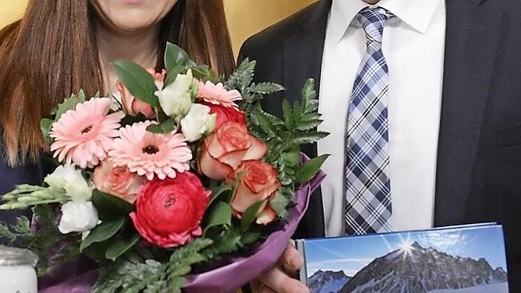 Das 3000. Mitglied, Carina Mamat, erhielt zur Begr&uuml;&szlig;ung von Ulrich Sch&uuml;rr das Jahrbuch des Alpenvereins, einen DAV-Bierkrug und einen Blumenstrau&szlig;. Foto: fs