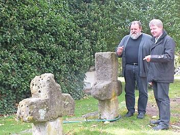 Martin Wölzmüller (l.) ließ sich von Manfred Welker die Sühnekreuze im Schlossgraben von Herzogenaurach zeigen. Foto: privat