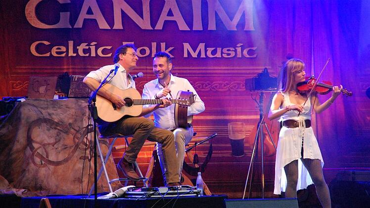 Die Vorgruppe "Ganaim" aus Bremen glühte mit schwungvollen Folk-Klängen kräftig vor. Foto:  Uschi Prawitz