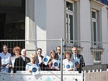 Eric Escher, Gabriele B&auml;tz, Sylke Hahn, Helge Kienel, Anja Reisenweber, Nadine D&uuml;thorn, Franziska Knauer, Oliver He&szlig;, Helga Kolbenschlag und Rainer Maier vor der Volkshochschule, deren Zugang durch die Baustelle bis November erschwert wird  Foto: Svenja Sollmann