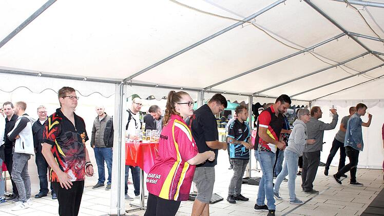 Die Teilnehmerinnen und Teilnehmer des E-Dart-Turniers, welches  auf dem Areal der Sonnefelder Domäne abgehalten wurde, gaben einen hervorragenden Einblick in diese Präzisionssportart. Foto: Alexandra Kemnitzer