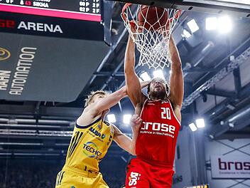 Der Bamberger Elias Harris stopft den Ball durch den Ring, der Berliner Niels Giffey hat das Nachsehen. 231 Tage nach dem Pokalfinale stehen sich beide Teams in der Brose-Arena erneut gegenüber. Foto: Daniel Löb