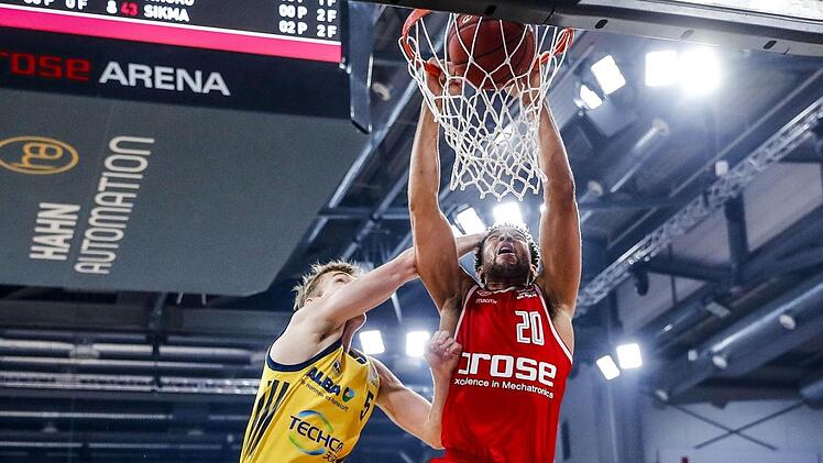 Der Bamberger Elias Harris stopft den Ball durch den Ring, der Berliner Niels Giffey hat das Nachsehen. 231 Tage nach dem Pokalfinale stehen sich beide Teams in der Brose-Arena erneut gegenüber. Foto: Daniel Löb