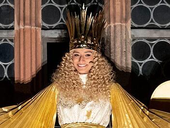 Trotz ihres vollen Kalenders fand das neue N&uuml;rnberger Christkind Zeit f&uuml;r einen Besuch auf dem Schweinfurter Weihnachtsmarkt. Im Interview spricht Benigna Munsi auch &uuml;ber die rassistischen Anfeindungen, mit denen sie j&uuml;ngst konfrontiert wurde. Foto: Daniel Karmann / dpa