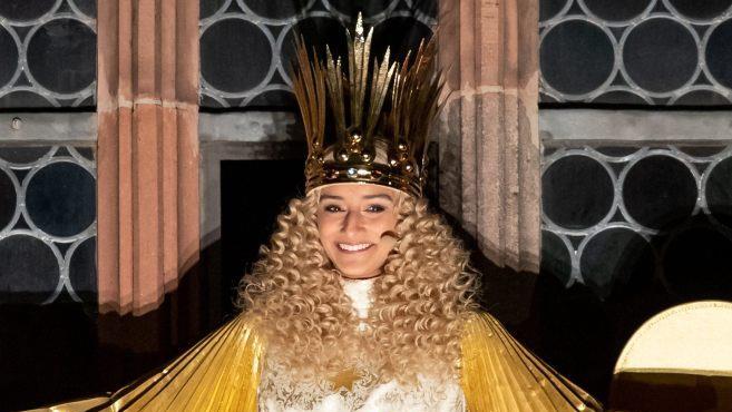 Trotz ihres vollen Kalenders fand das neue N&uuml;rnberger Christkind Zeit f&uuml;r einen Besuch auf dem Schweinfurter Weihnachtsmarkt. Im Interview spricht Benigna Munsi auch &uuml;ber die rassistischen Anfeindungen, mit denen sie j&uuml;ngst konfrontiert wurde. Foto: Daniel Karmann / dpa