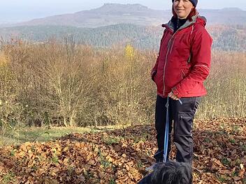 In ihrer Freizeit ist die Grünen-Lokalpolitikerin gerne mit einem ihrer Hunde unterwegs. Foto: privat