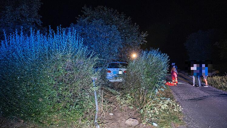 Unfall in Heiligenstadt-Neumühle: Auto schlittert an Mauer entlang und landet in Garten