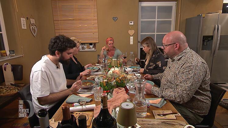 Der Hauptgang besteht "nur" aus Lammeintopf mit Couscous und Gurken-Sauerrahm-Salat. Von links: Armin, Maria, Birgit, Armina und Christian.