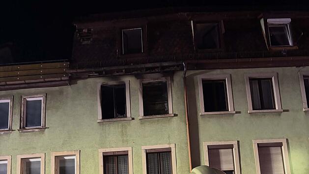 Schweinfurt: Brand in Wohngebiet - Personen im Geb&auml;ude eingeschlossen
