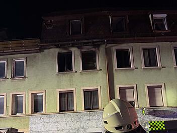 Schweinfurt: Brand in Wohngebiet - Personen im Geb&auml;ude eingeschlossen