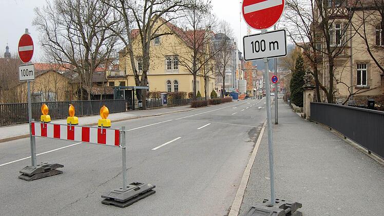 Aufgrund einer Baustelle ist die Bahnhofstraße zurzeit in einer Fahrtrichtung gesperrt; deshalb herrschte, als der Junge auf die Straße gestoßen wurde, auch weniger Verkehr als üblich.