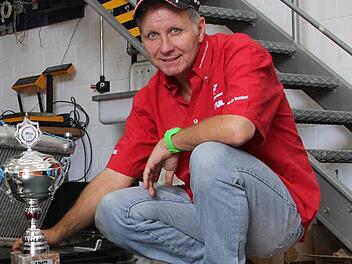 Den Pokal hat er fest in der Hand: Klaus Hoffmann erhielt diese Trophäe 2012 für seinen zweiten Rang beim Ibergrennen. Auch heuer will er wieder aufs Stockerl. Foto: Gerd Ludwig