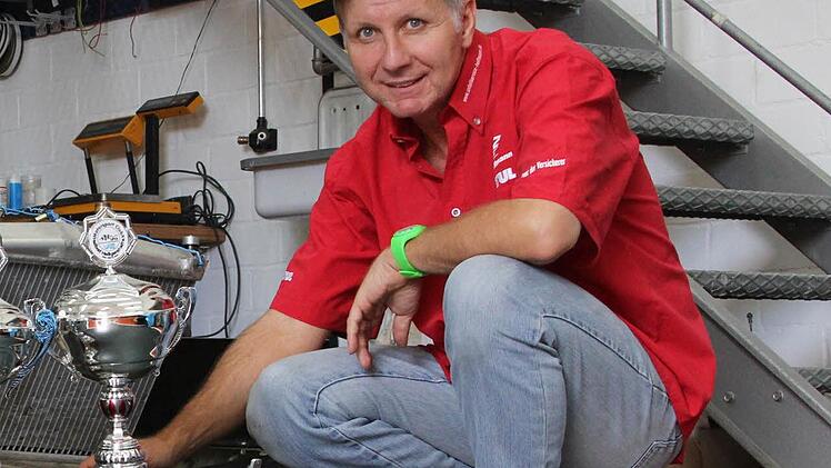 Den Pokal hat er fest in der Hand: Klaus Hoffmann erhielt diese Trophäe 2012 für seinen zweiten Rang beim Ibergrennen. Auch heuer will er wieder aufs Stockerl. Foto: Gerd Ludwig