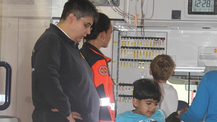 Die Rettungskräfte präsentierten sich vor Ort. Foto: Michael Busch