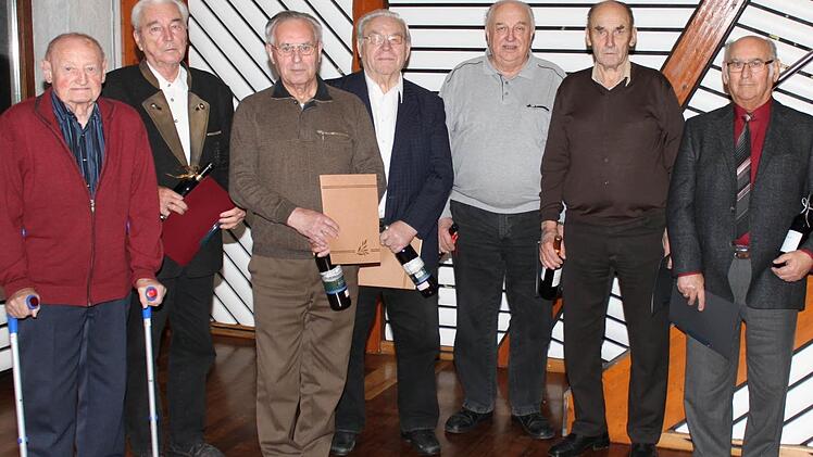 Für 60-jährige Treue ging je eine Dankurkunde an Otto Dormann, Max Weiner, Manfred Wippich, Günther Zimmermann, Karl Rödel, Matthäus Thomas und Heinrich Schlee (von links). Foto: Roland Mayer