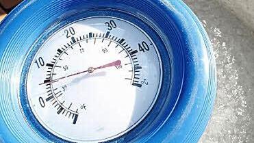 Das Thermometer in den Eiseimern zeigt rund vier Grad Celsius an.