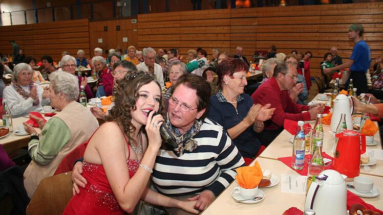 Berühmte Melodien aus Musical und Operette schenkte Lisa Marie Holzmann den Höchstadter Senioren. Sie hatte auch keinerlei Berührungsängste mit den älteren Menschen. Fotos: Evi Seeger