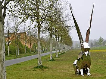 Die Hasenskulptur ist fast vier Meter hoch. Foto: Nikolas Pelke