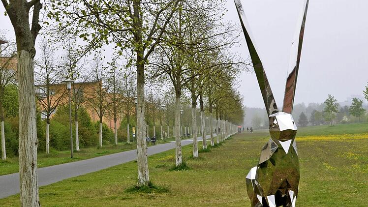 Die Hasenskulptur ist fast vier Meter hoch. Foto: Nikolas Pelke