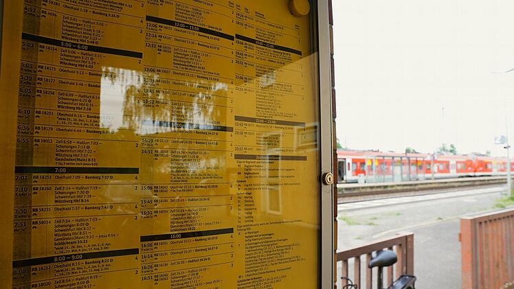 Eine gute viertel Stunde später als geplant fuhr der Zug Richtung Bamberg im Ebelsbacher Bahnhof am Mittwochmorgen ein.  Foto: Sarah Dann