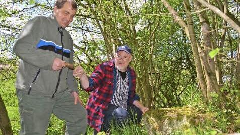 Förster Joachim Dahmer und Kreisheimatpfleger Christian Neugebauer sind häufig gemeinsam in Sachen Heimatgeschichte im Markt Burkardroth unterwegs. Foto: Kathrin Kupka-Hahn