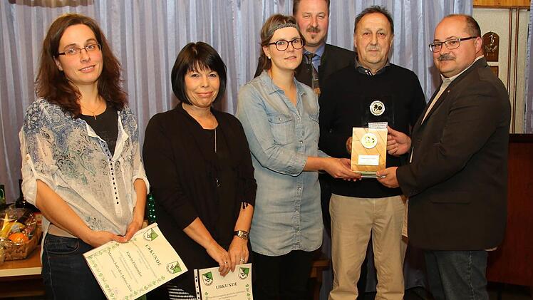 Sportler des Jahres wurden : Regina Dümmler, Andrea Kirsch, Sarah Klein, 2. Bürgermeister Frank Weber, Thomas Bürger und Vorsitzender Jürgen Rückert. Foto: Michael Stelzner