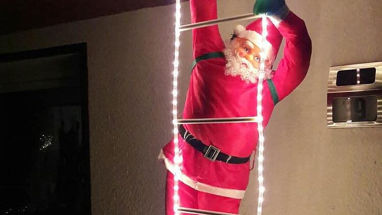 Der Ködnitzer Nikolaus hangelt sich die Leiter empor.