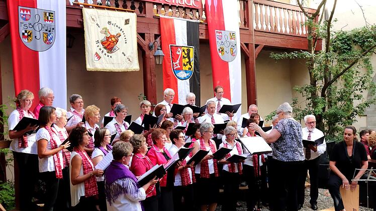 Die Harmonie, am Pult Christiane Brenne, am Cajòn Nachfolgerin Hella Commichau Foto: Johanna Blum