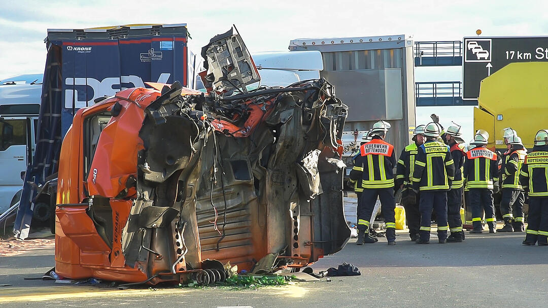 A3 im Kreis Würzburg: Führerhaus bricht nach Massenunfall vom Rest des LKWs ab