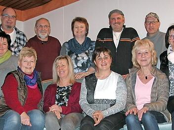 Das Theaterensemble des Gesangvereins (vorne von links) Rita Nöth, Andrea Hillenbrand, Petra Arnold, Ulrike Kiesel, Anita Hillenbrand, Christa Alberth sowie (hinten, von links) Dieter Heim, Reiner Hillenbrand, Sonja Eckert, Peter Hillenbrand und Heiko Krakofsky.  Foto: E. Kiesel