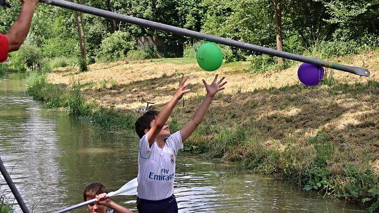 "Flugzeug", so der Phantasiename des Teams von Hennig und Aaron, die in der Zielgeraden versuchen sich die Luftballons zu schnappen. Helmut Will