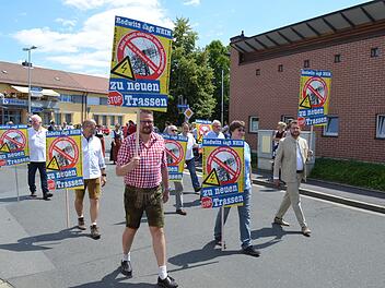 Die Mitglieder des Gemeinderats führten beim Festumzug der Schützengesellschaft Protestplakate mit, um auf das brisante Thema verstärkt aufmerksam zu machen. Fotos: Thomas Micheel