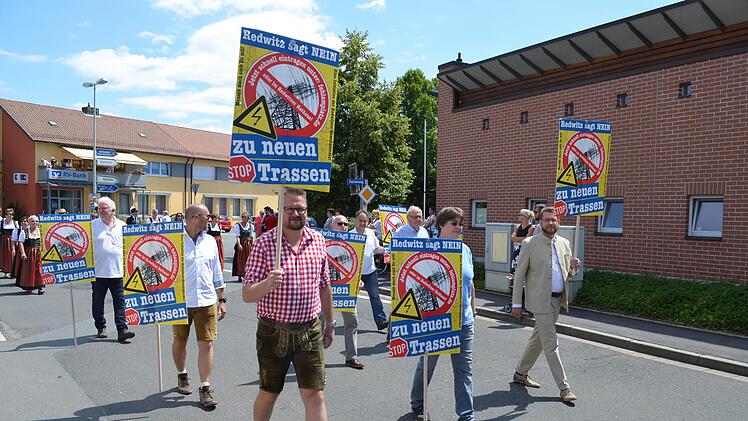 Die Mitglieder des Gemeinderats führten beim Festumzug der Schützengesellschaft Protestplakate mit, um auf das brisante Thema verstärkt aufmerksam zu machen. Fotos: Thomas Micheel