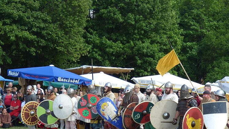 Sie spielen die historisch nachgewiesenen Feldschlacht zwischen den  Truppen König Heinrichs und Hezilos von Schweinfurt  nach.   Foto: Thomas Weichert