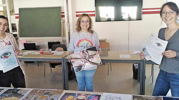 Jana Balling, Siza Zaby und Daniela Schwarz bei der Vorbereitung der interkulturellen Woche 2021, die vom 30. September bis 2. Oktober in der Franz-Xaver-Galerie in Ebern stattfindet.