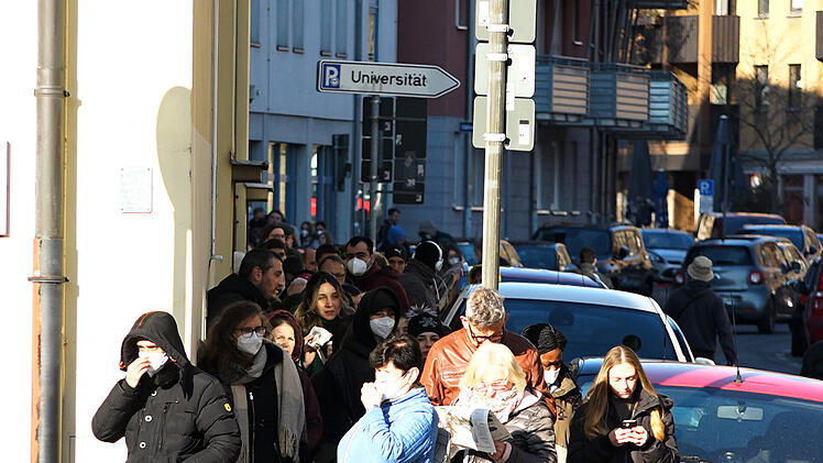 Nürnberg: Bürokratiechaos beim Bürgeramt: Anstehende berichten von über zwei Stunde Wartezeit