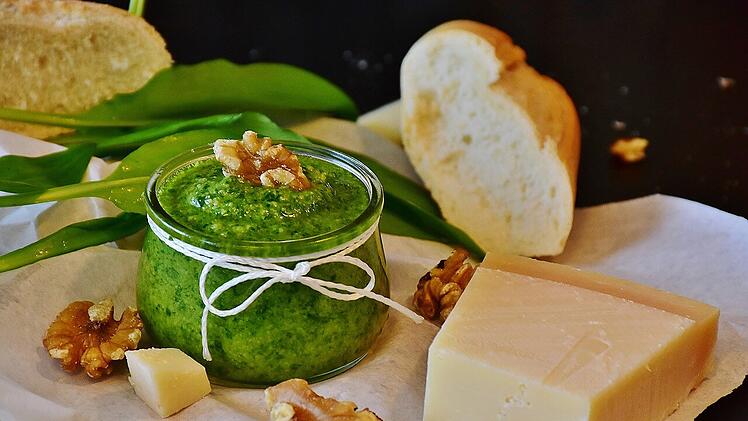 Parmesan kannst du als Zutat in einem Pesto verarbeiten.