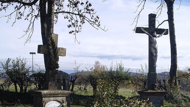 Der Friedhof von Reußendorf, gleich neben Zäunen und Stacheldraht. Foto: Stephanie Elm