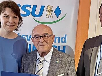 Stellvertretend für alle Geehrten: Ehrenvorsitzender, Ehrenbürger und Altbürgermeister Georg Wild umrahmt von MdB Emmi Zeulner und Ortsvorsitzendem Markus Stöckl